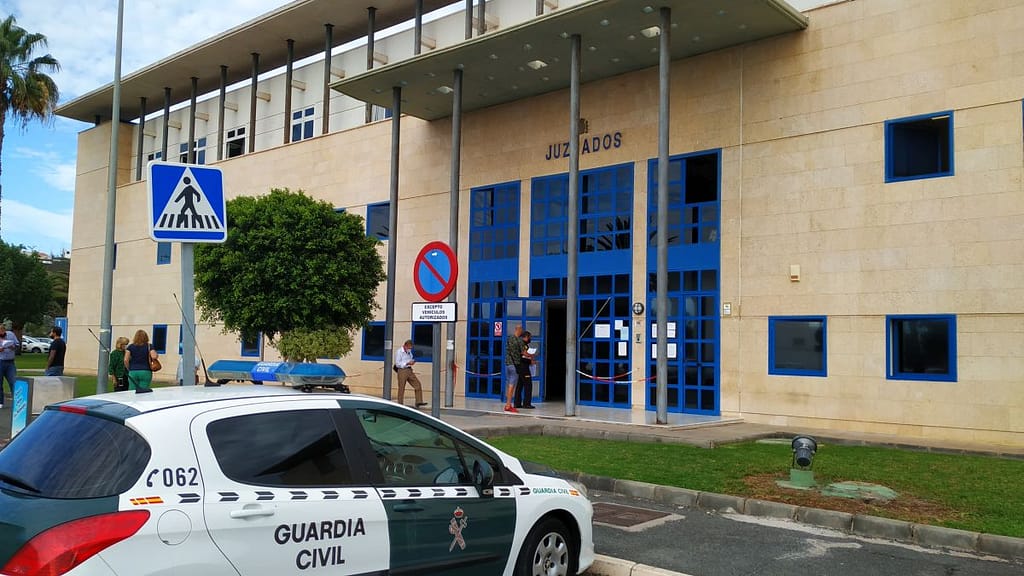 En historie om politiet på Gran Canaria - Retten er satt! theislandsinthesun.com