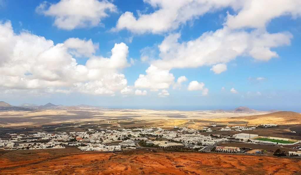 castillo-de-santa-barbara-y-san-hermenegildo-utsikten-mot-teguise-og-famara