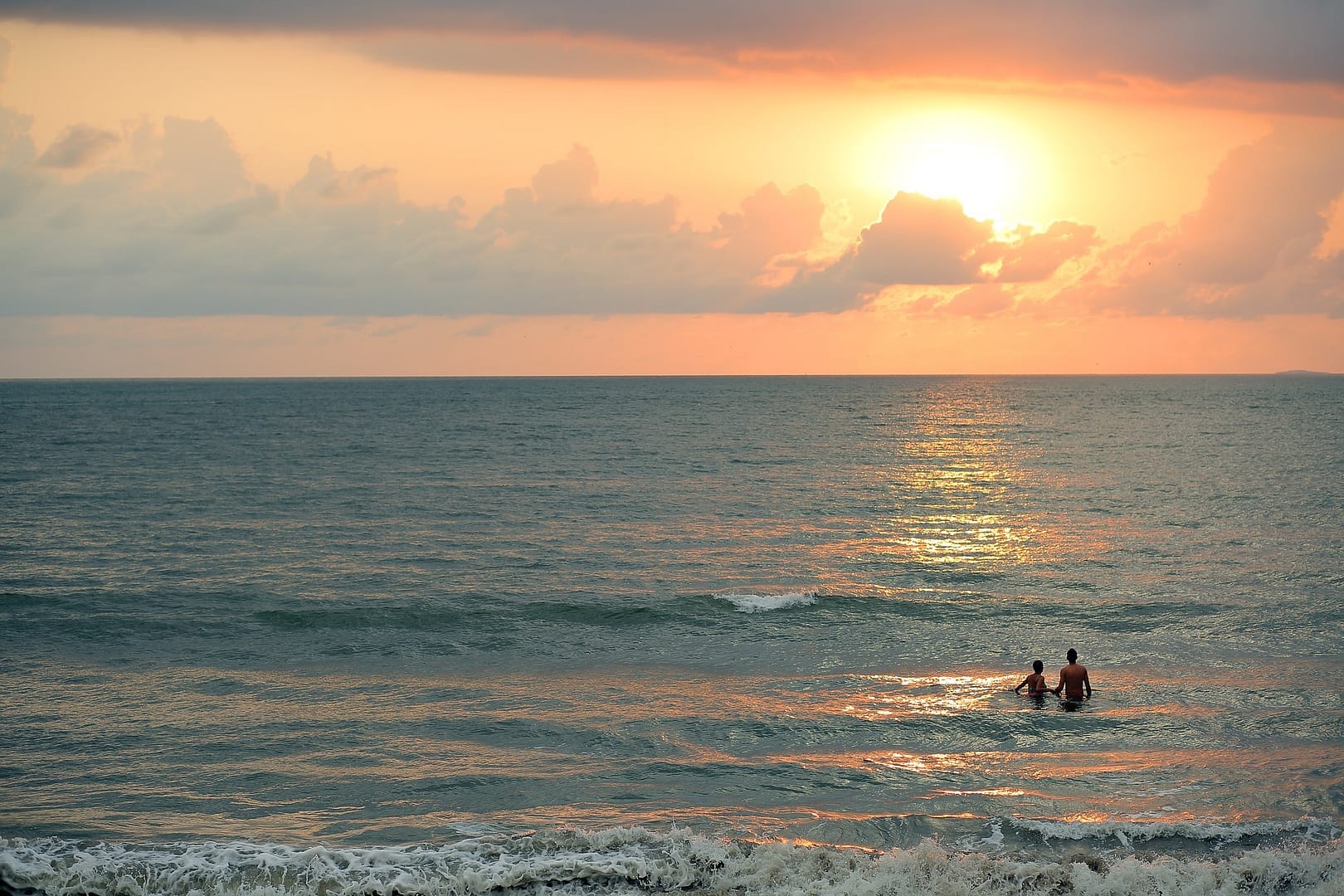 Naturiststrender El Hierro, La Gomera og La Palma - theislandsinthesun.com Bading i solnedgang - naturiststrender www.theislandsinthesun.com