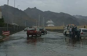 Flom på veien på grunn av storm