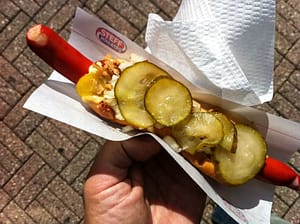 Dansk rød pølse Pølse i brød - Dansk rød med det hele m