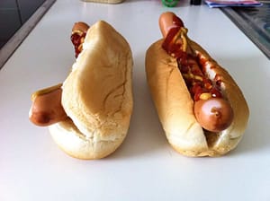 Normal pølse i brød og på kanarisk vis Pølse i brød