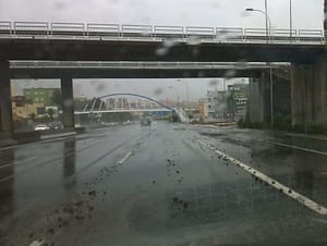 Storm med stein på motorveien Dårlig vær å kjøre bil med hestehenger