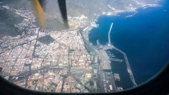 Over Santa Cruz de Tenerife før landing Påsketur Tenerife