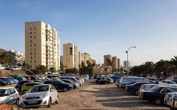 Parkeringsplass med parkeringsvakter