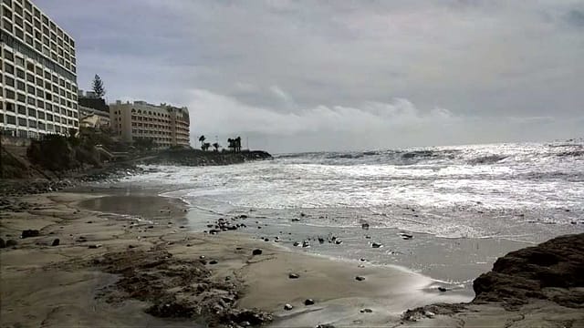 Uvær Strendene forsvinner i Arguineguin Gran Canaria