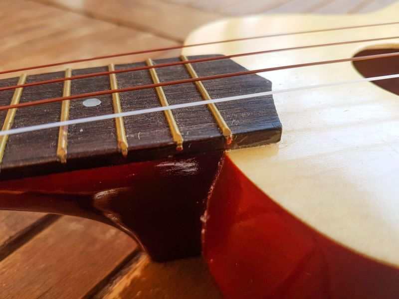 ukulelen-limt-og-med-nye-strenger